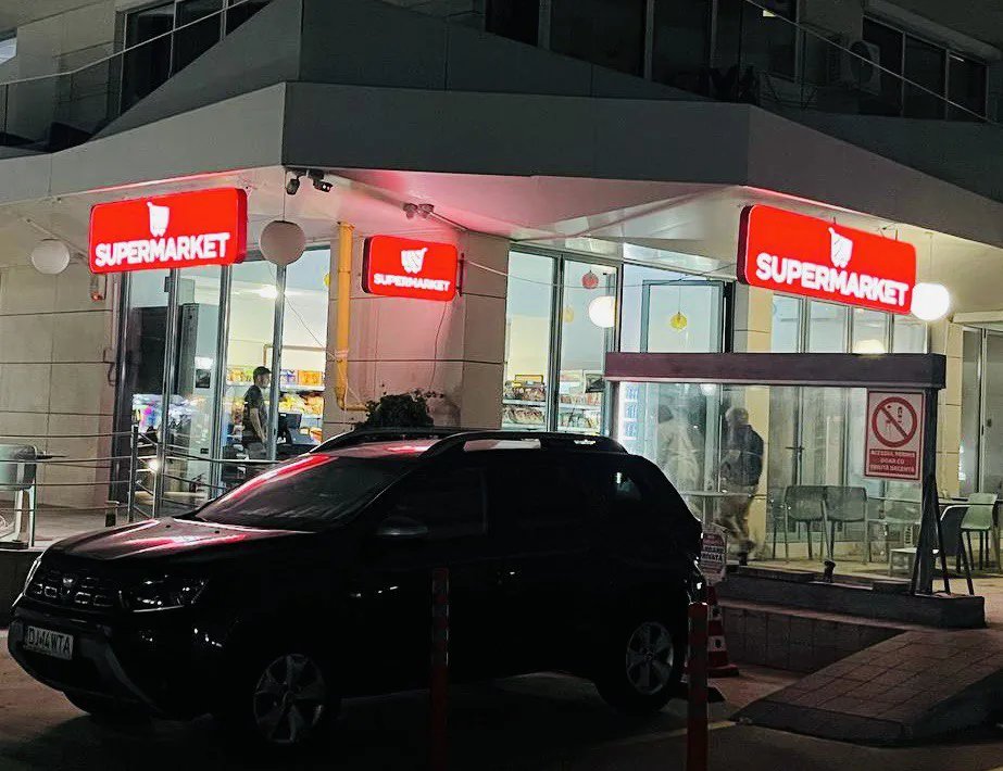 Casetă luminoasă produsă de Lartek Grup — proiect