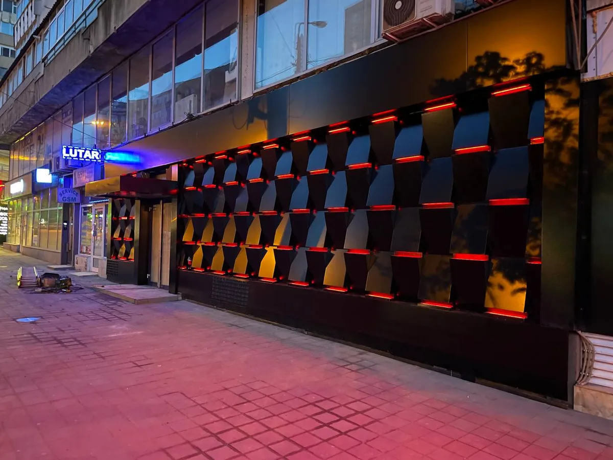 Fațadă luminoasă realizată de Lartek Grup