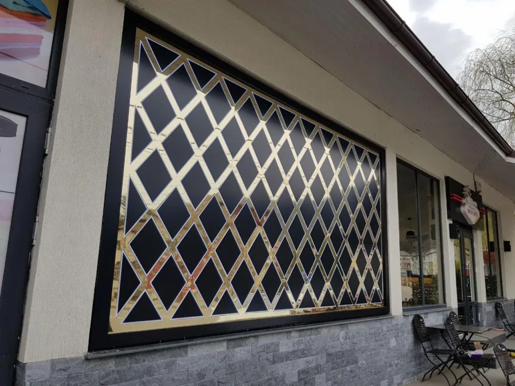 Fațadă ventilată cu caroiaj metalic romboidal și iluminare perimetrală — Lartek Grup