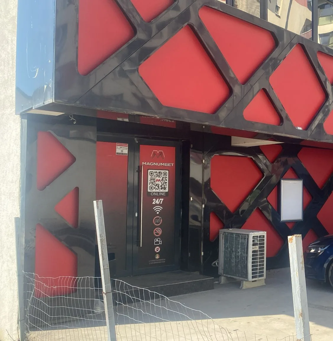 Fațadă roșie cu romburi în relief și iluminare ascunsă pe contur — Lartek Grup