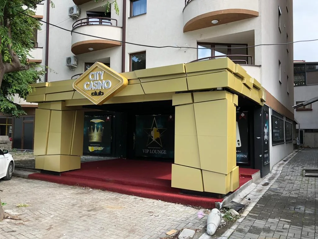 Fațadă luminoasă realizată de Lartek Grup