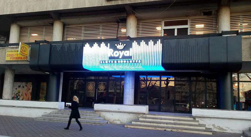 Reclamă luminoasă Optica București cu litere volumetrice, montată de Lartek Grup