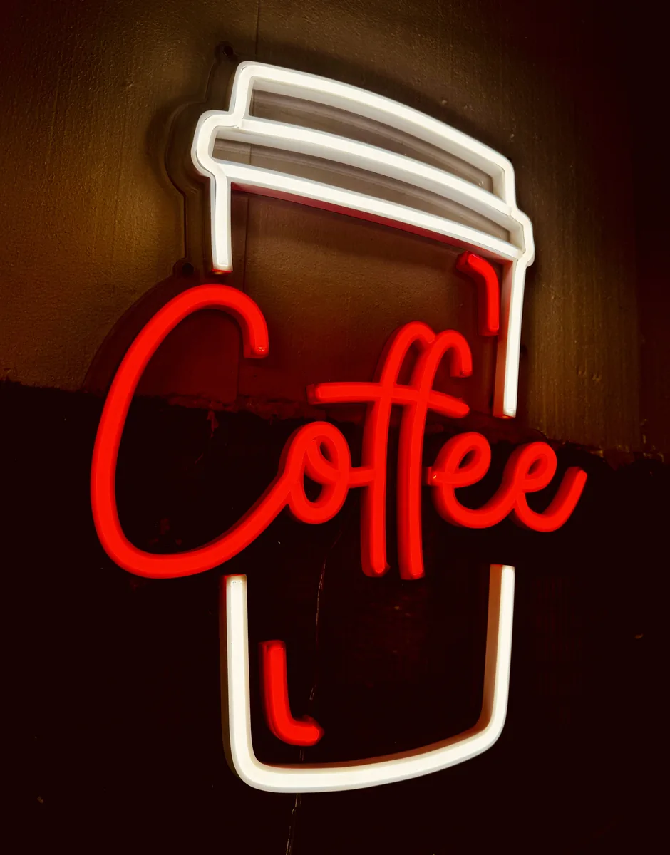 Reclamă neon personalizată — Lartek Grup — proiect