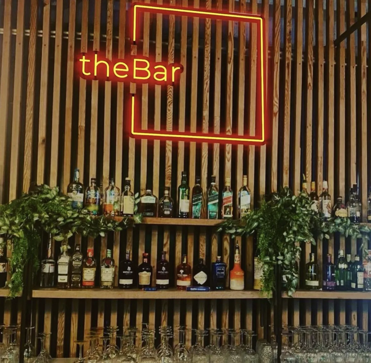 Reclamă neon personalizată — Lartek Grup — proiect