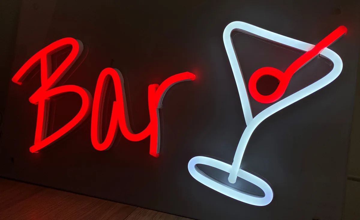 Reclamă neon personalizată — Lartek Grup — proiect