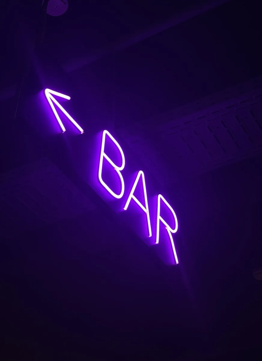 Reclamă neon personalizată — Lartek Grup — proiect