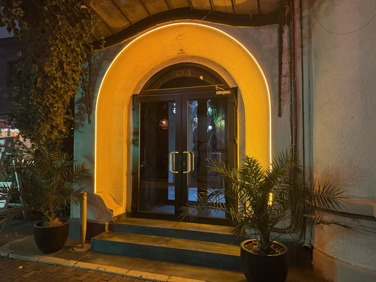 Reclamă neon personalizată — Lartek Grup — proiect
