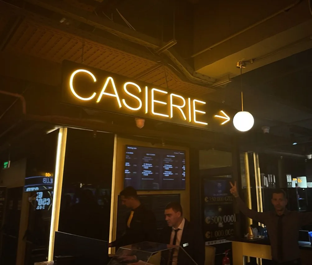 Reclamă neon personalizată — Lartek Grup — proiect
