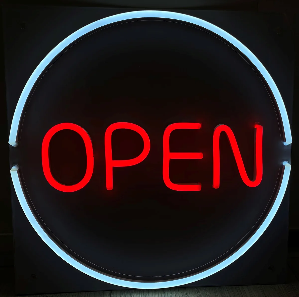 Reclamă neon personalizată — Lartek Grup — proiect