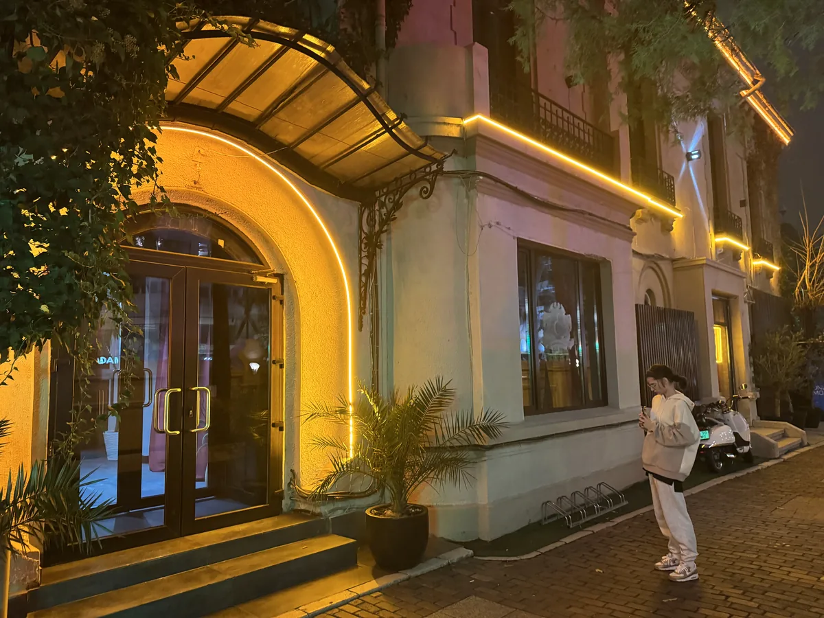 Reclamă neon personalizată — Lartek Grup — proiect