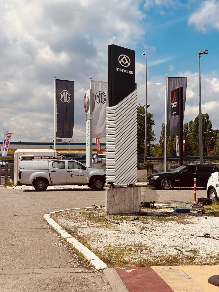 Totem publicitar luminos — Lartek Grup