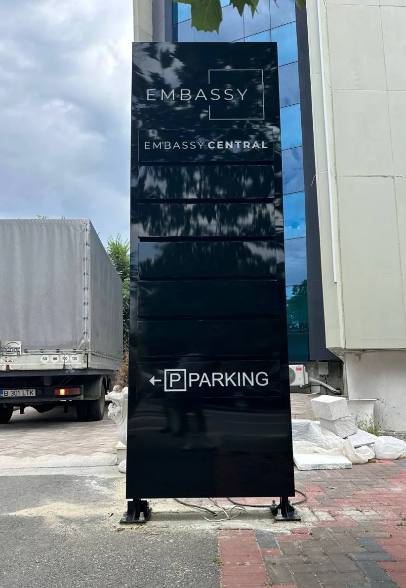 Totem publicitar luminos — Lartek Grup