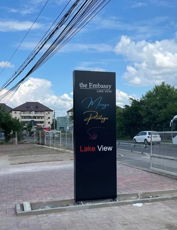 Totem publicitar luminos — Lartek Grup
